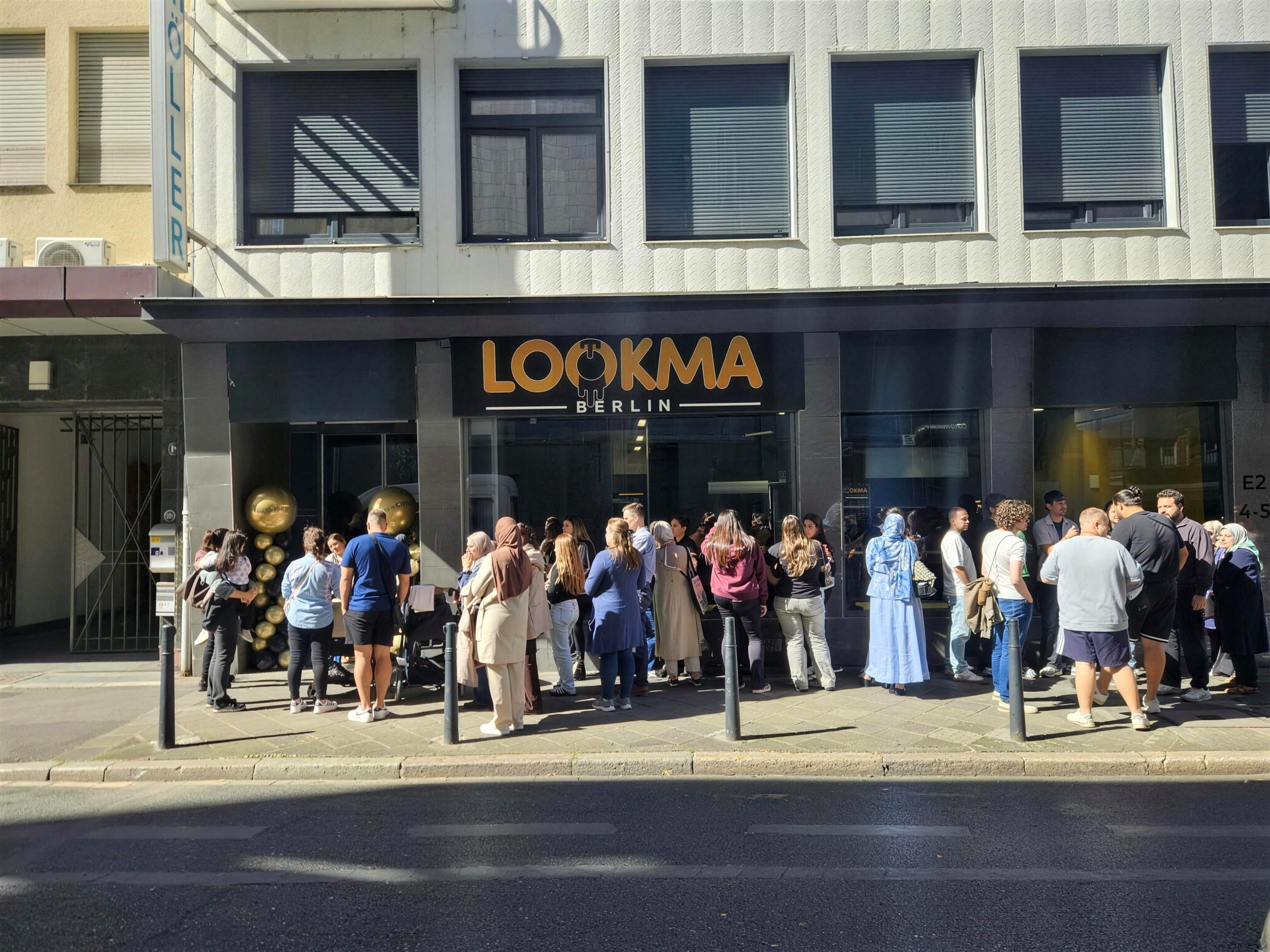 Schlange vor dem Laden bei der Eröffnung von LOOKMA Berlin